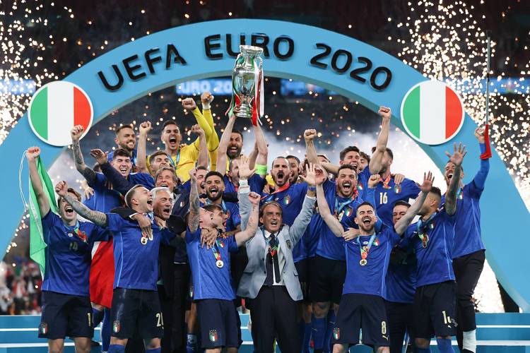 意大利女足欧洲杯冠军（意大利女球迷欧洲杯夺冠庆祝）