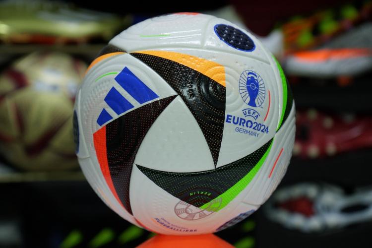 阿迪达斯欧洲杯足球银色（欧洲杯阿迪达斯x系列足球鞋最新配色）