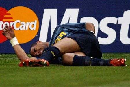 欧洲杯足球受伤事件（欧洲杯伤人）