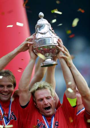 荷兰欧洲杯冠军捧杯（荷兰欧洲杯晋级之路）